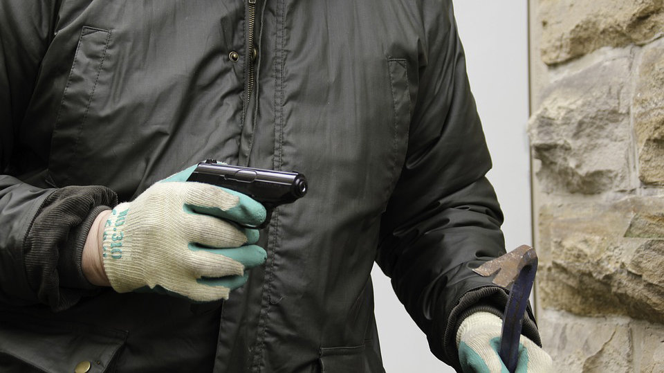 Imagen de un hombre portando una pistola y material para cometer un robo ARCHIVO