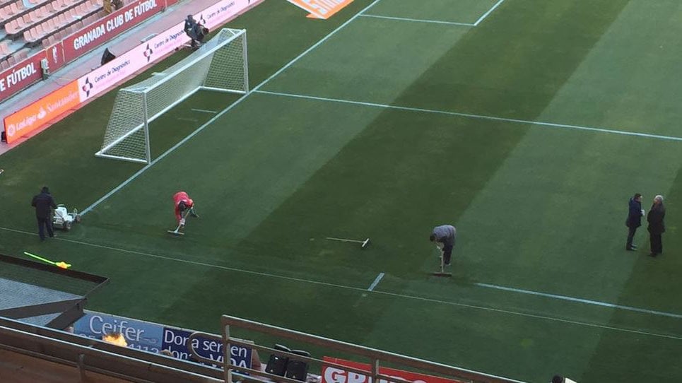 Los empleados del Granada agrandan el terreno de juego de Los Cármenes minutos antes del duelo con Osasuna TWITTER