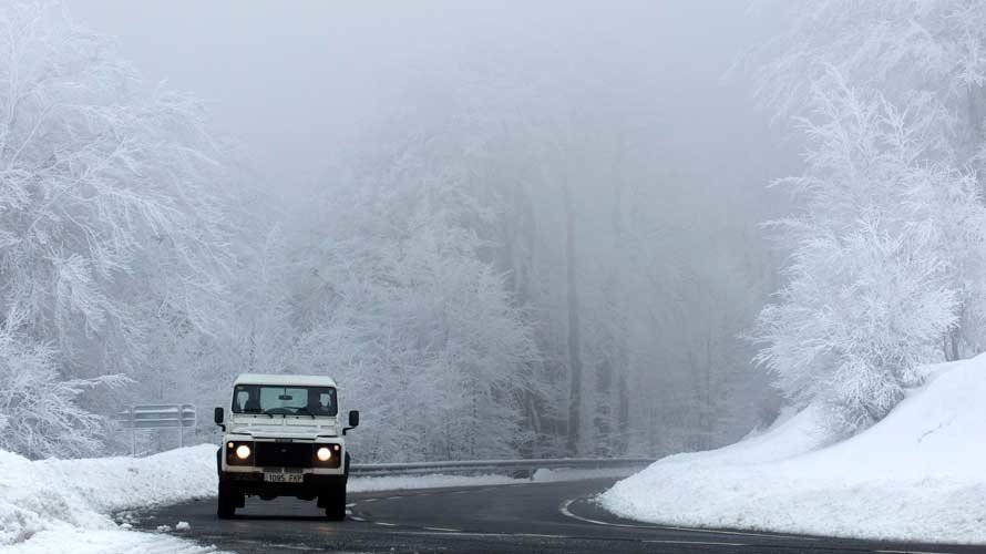 Un coche circula por el Alto de Ibañeta (Navarra), que esta mañana registraba -7 grados de temperatura. EFE Villar López.