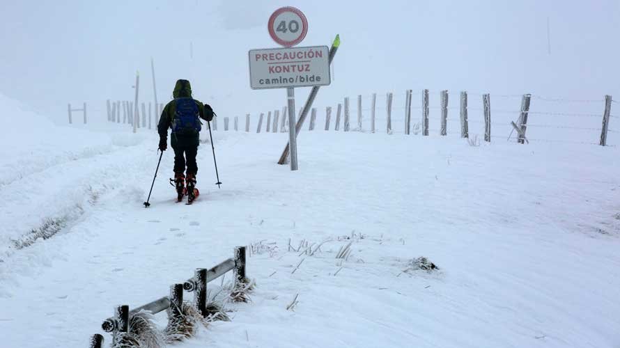 Una persona se adentra con sus esquíes en el Alto de Ibañeta (Navarra). EFE Villar López