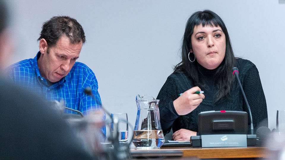 Amelia Tiganus, en representación de Médicos del Mundo, expone las conclusiones del informe 'La realidad de las mujeres en situación de prostitución en Navarra a través de sus ojos'