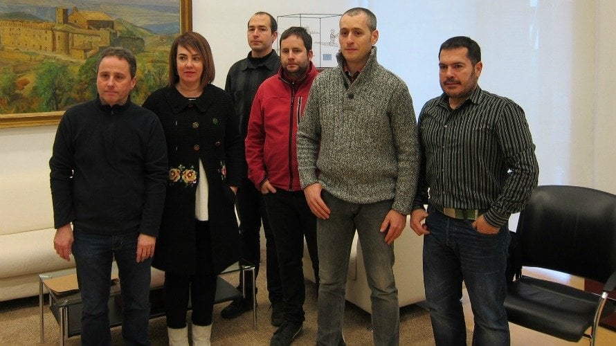 Los representantes de los trabajadores de la planta de Esquíroz se han reunido este miércoles con la presidenta del Parlamento de Navarra, Ainhoa Aznárez. EUROPA PRESS