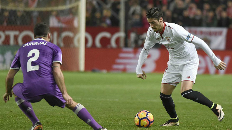 Escudero ante Carvajal en el Sánchez Pizjuán. Web Sevilla CF.