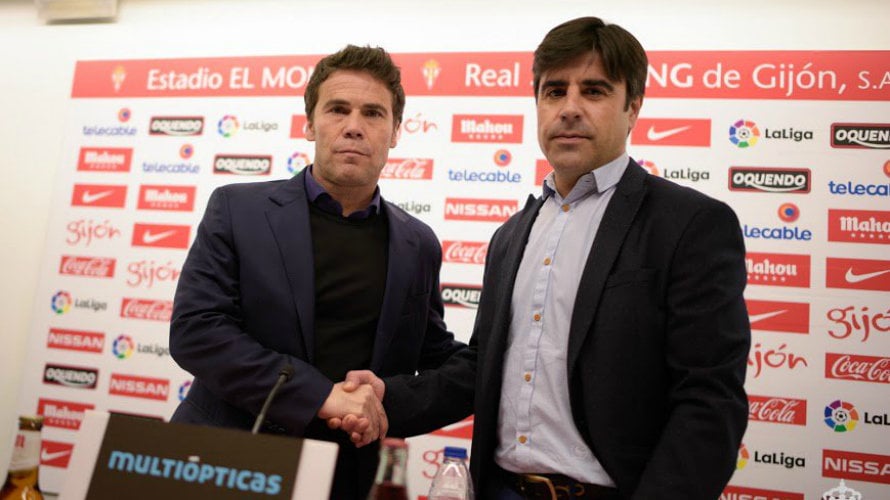 Rubí, a la izquierda, junto al presidente del Sporting en rueda de prensa.