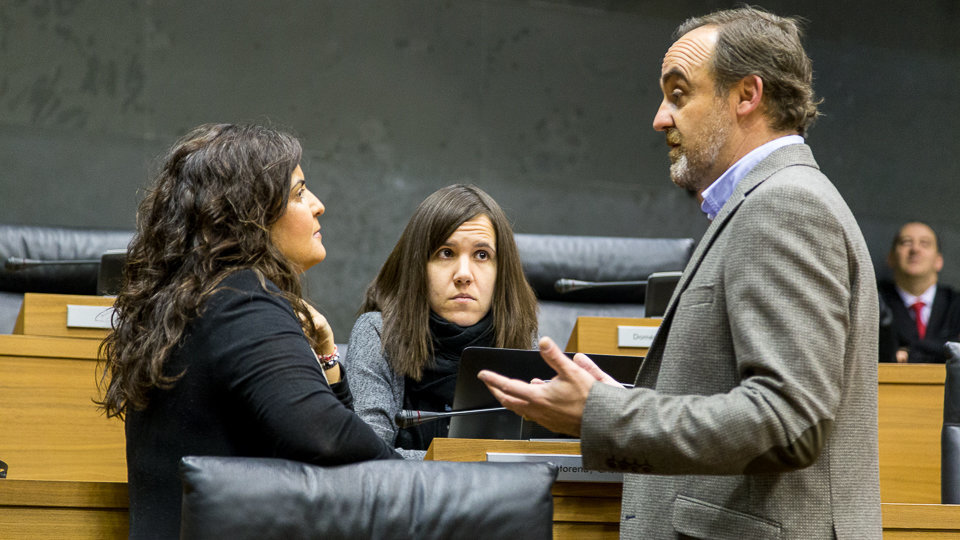 Maribel García Malo, Cristina Altuna y José Javier Esparza antes del inicio del pleno del Parlamento de Navarra (1). IÑIGO ALZUGARAY