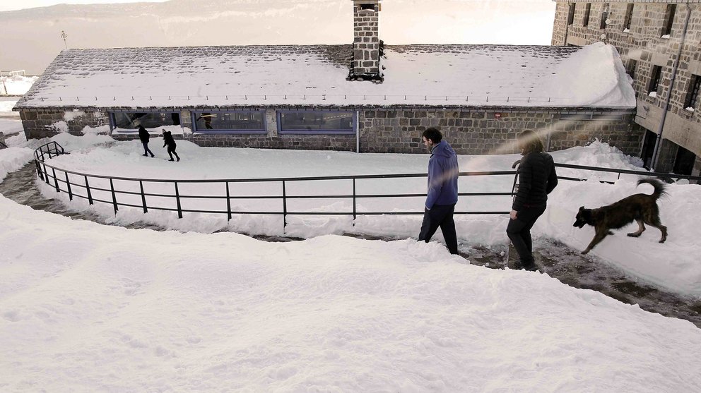Varias personas pasean por los entornos del Santuario de San Miguel de Aralar (Navarra), hoy tras el temporal de nieve y frío que azota las zonas altas de Navarra. EFE/Ivan Aguinaga