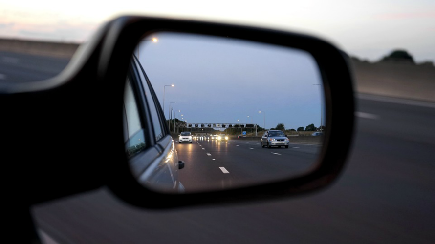 Un coche circula por una autopista en una imagen de recurso. ARCHIVO