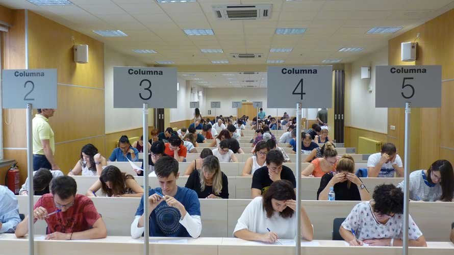 Varios estudiantes realizan un examen en la UNED de Pamplona.