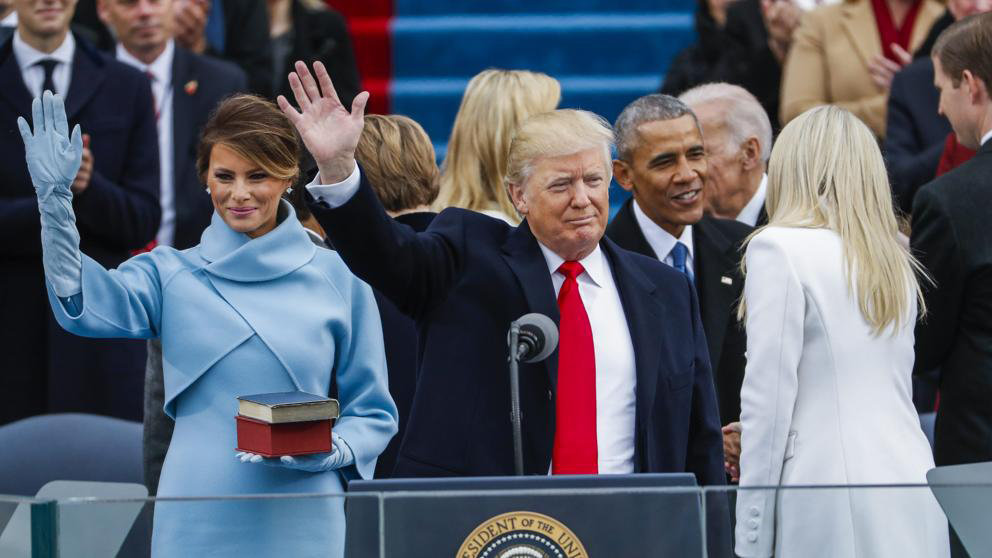 El presidente de Estados Unidos, Donald Trump y su esposa, Meliania, saludan a los asistentes tras jurar su cargo frente al Capitolio. EFE