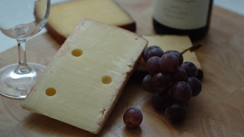 Bodegón de queso y vino, dos de los productos con denominación navarra. ARCHIVO