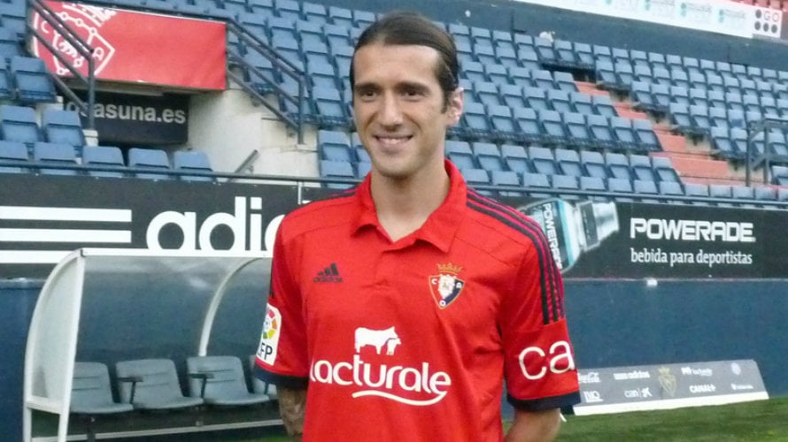Nikola Vujadinovic con la camiseta de Osasuna.