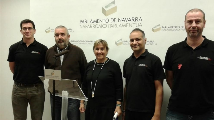 Miembros de la asociación navarra 'El ABC que salva vidas' junto a Marisa de Simón y Kiko Betelu, de Izquierda-Ezkerra. EP
