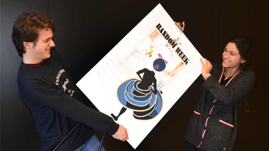 Los alumnos de Arquitectura Carmen Bistuer y Luis Gonzalo, organizadores de la Random Week, con el cartel de la iniciativa.