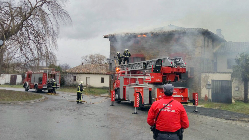 Un incendio destruye el tejado de una casa en Aizoain, sin provocar heridos (2)
