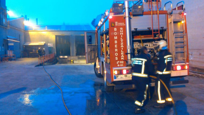 Los bomberos sofocan un incendio en la empresa Dana Automoción en el polígono de Landaben BOMBEROS