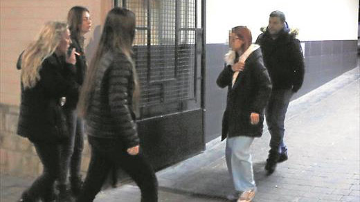 La hija de la familia fallecida en el derrumbe de su casa en Alicante al salir del domicilio aún en pijama. EFE