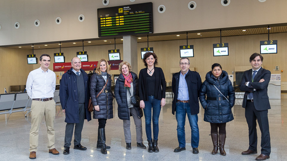 Miembros de la comisión de Desarrollo Local visitan las instalaciones del aeropuerto de Noáin-Pamplona (1). IÑIGO ALZUGARAY