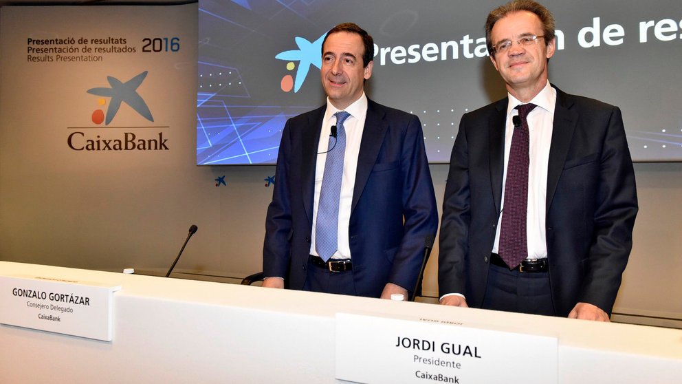 Gonzalo Cortázar, consejero delegado de CaixaBank, y Jordi Gual, presidente de CaixaBank, durante la presentación de las cuentas