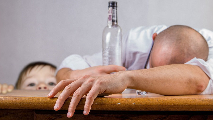 Un joven padece una resaca tras pasar una noche de borrachera bebiendo alcohol mientras debería hacerse cargo de un niño que le acompaña ARCHIVO