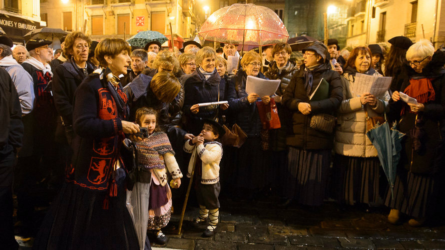 Los Coros de Santa Águeda recorren la ciudad cantando con motivo de la víspera de la festividad. PABLO LASAOSA.