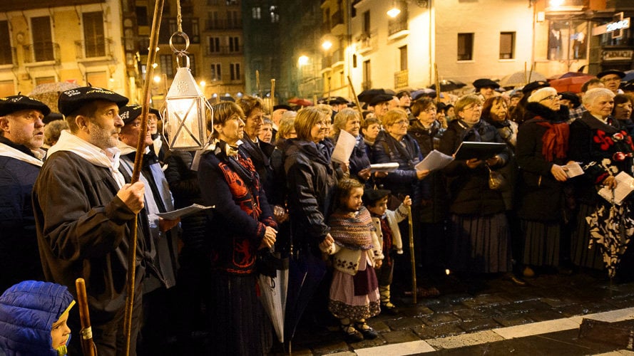 Los Coros de Santa Águeda recorren la ciudad cantando con motivo de la víspera de la festividad. PABLO LASAOSA 05