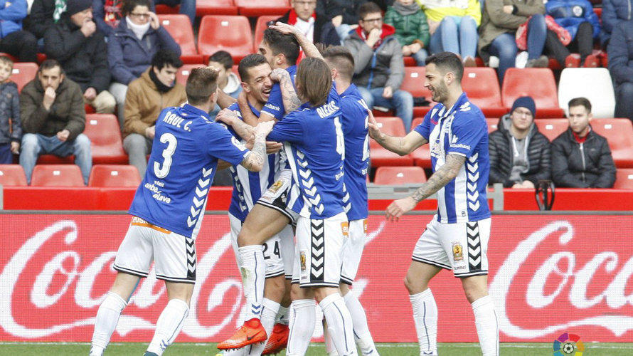 Los jugadores del Alavés celebran un gol en el Molinón. Lfp.