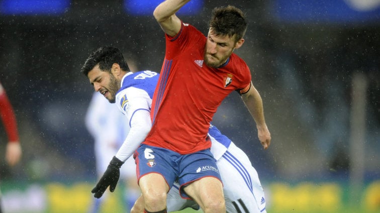 Oier pelea un balón con Carlos Vela durante el partido disputado entre la Real Sociedad y Osasuna en Anoeta. LFP