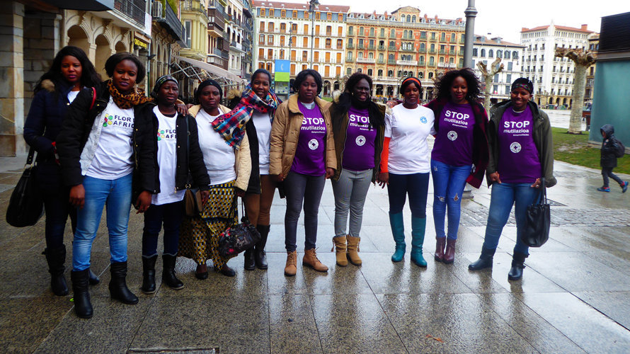 Tres mediadoras de Médicos del Mundo Navarra junto a mujeres de la Asociación Flor de África, en el acto realizado en la plaza del Castillo de Pamplona.