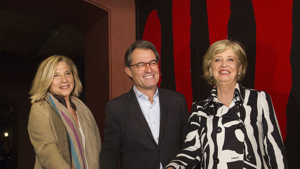 Joana Ortega, Artur Mas e Irene Rigau, durante la rueda de prensa ofrecida el domingo. Efe
