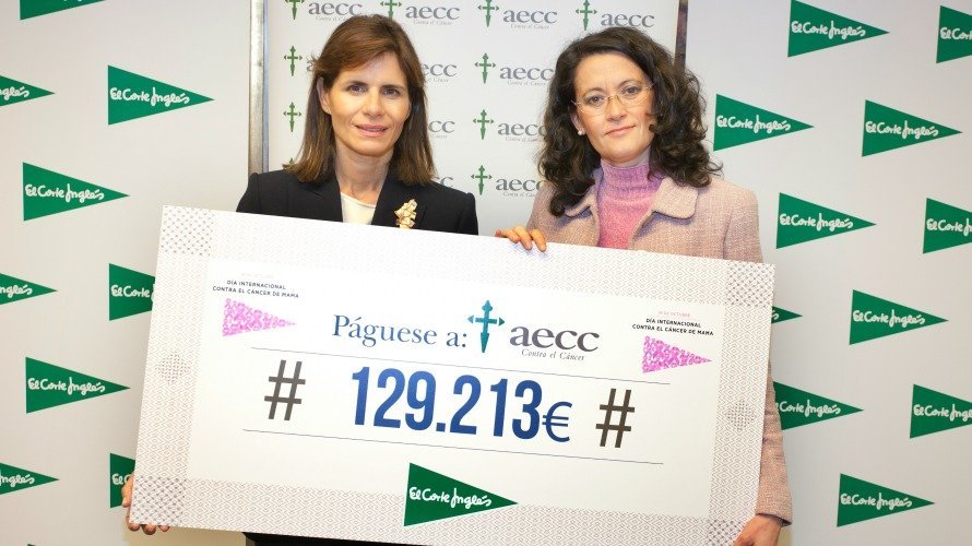 Ester Uriol, Directora de Comunicación Corporativa de El Corte Inglés entrega el cheque a Inés Entrecanales, Vicepresidenta de la Fundación Española contra el cáncer