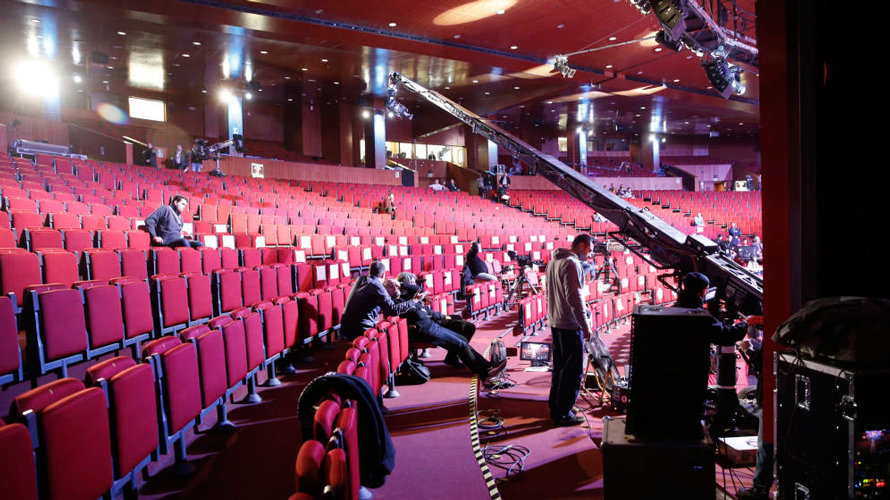 Sala en la que se celebraron los Premios Goya y algunos de los técnicos encargados del montaje de la ceremonia. EFE