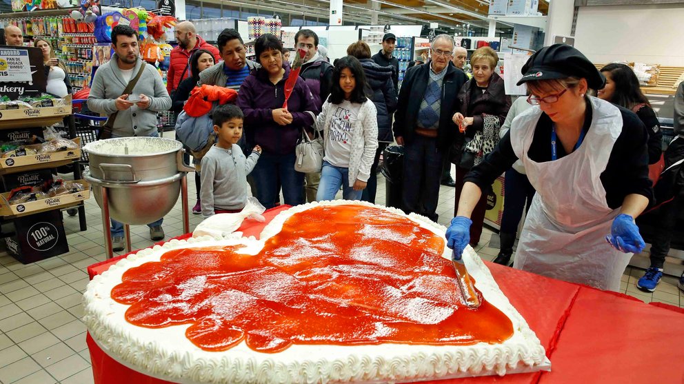 La tarta gigante de corazón que ofrecerá E.Lecrerc a sus clientes la tarde de San Valentín.