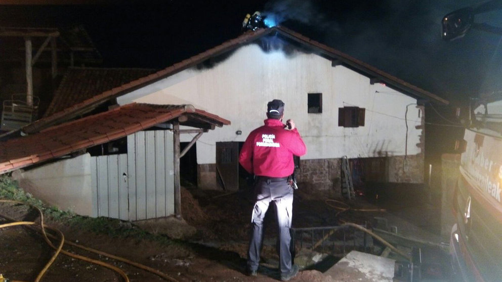 Imagen del caserío que ha ardido en Errazu POLICÍA FORAL