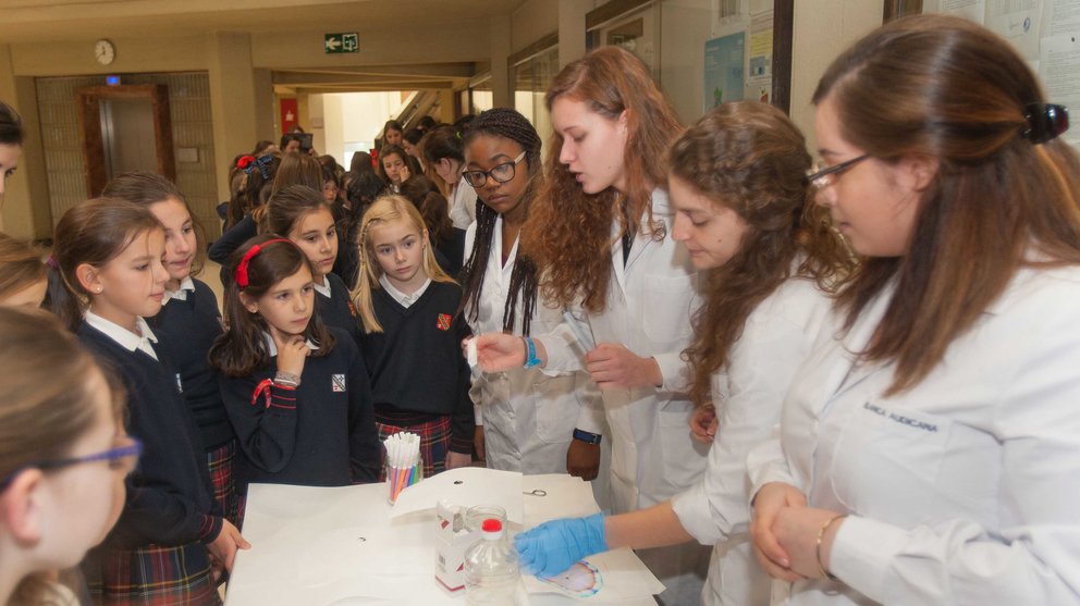 Demostración científica a varias niñas de un colegio CEDIDA
