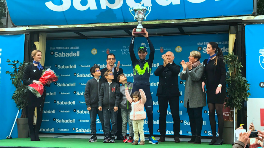 Valverde muestra su trofeo como ganador en Murcia. Foto Movistar team.
