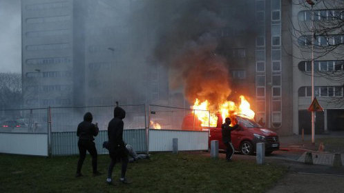 Una furgoneta de la emisora de radio francesa RTL arde tras los disturbios que se han desencadenado en París EFE
