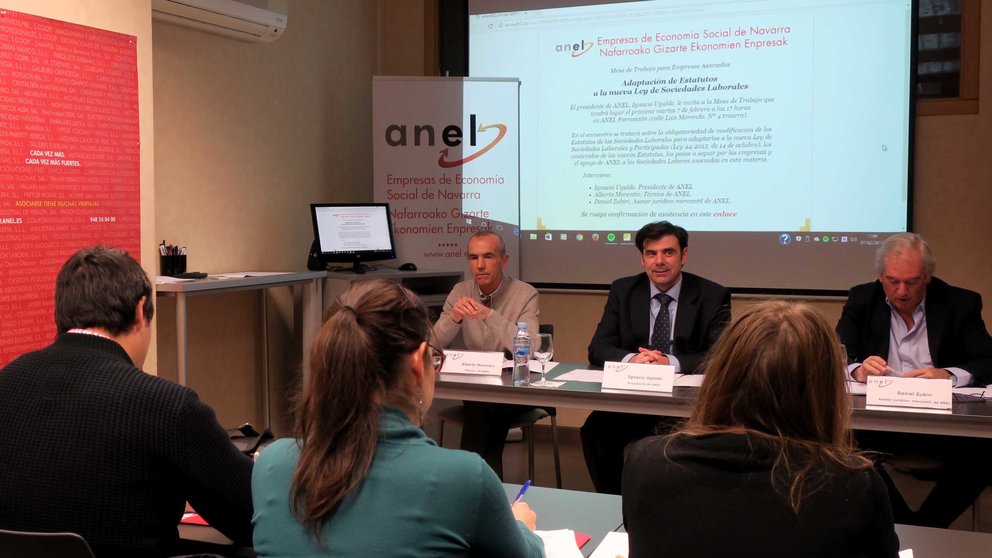  Alberto Morentin, técnico de ANEL, Ignacio Ugalde, presidente de ANEL, y Daniel Zubiri, asesor jurídico-mercantil en la mesa de trabajo. 