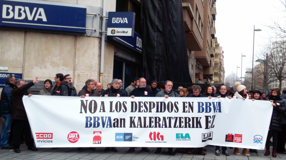 Protesta de los trabajadores de BBVA en Pamplona por el despido de una compañera.