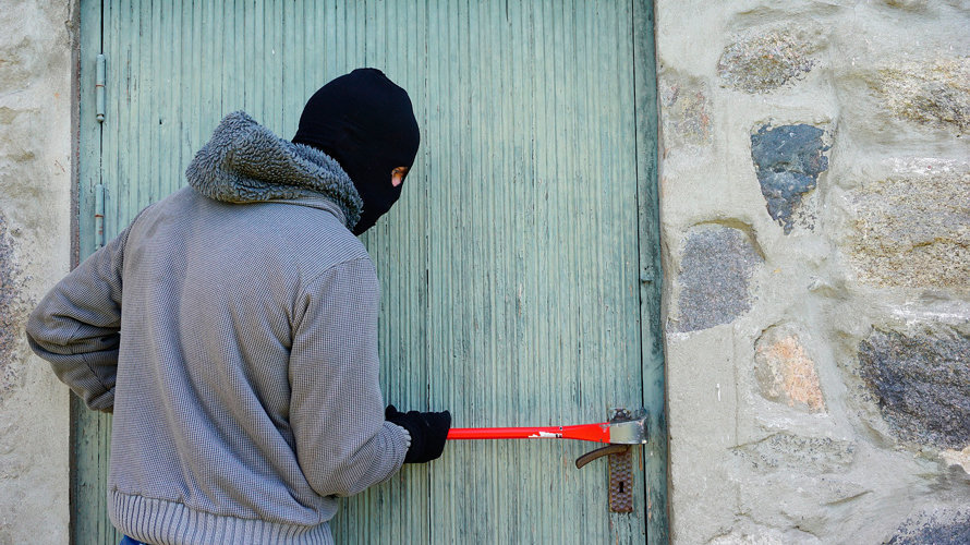 Un ladrón intenta forzar una puerta de entrada a una vivienda. ARCHIVO