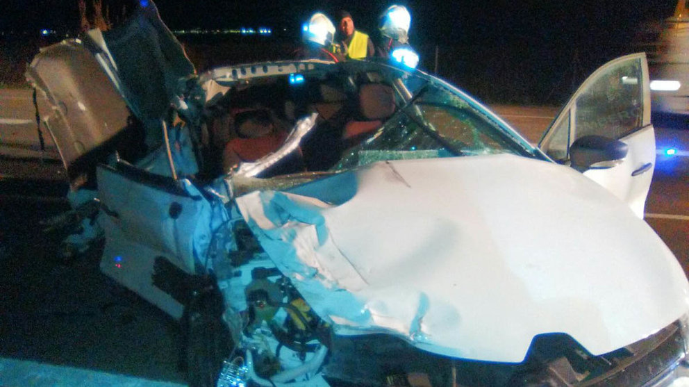 Estado del vehículo tras la colisión contra un camión en el término de Ribaforada en el que en conductor ha resultado herido grave.