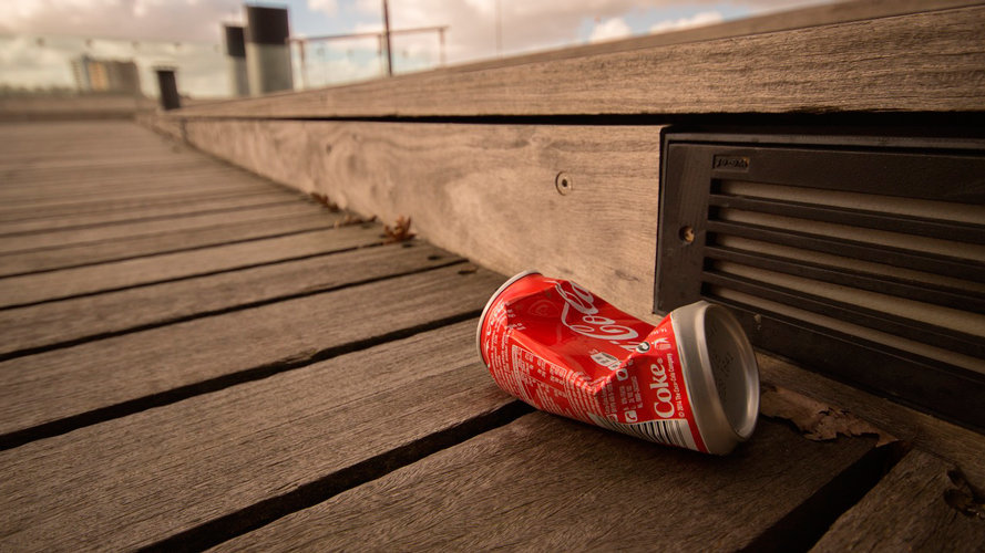 Una lata de Coca Cola en el suelo. ARCHIVO