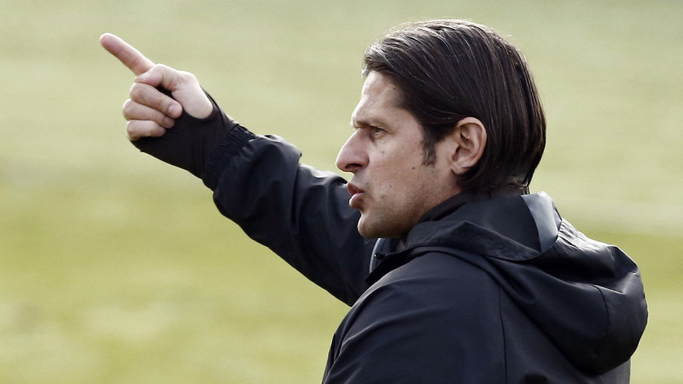El entrenador de Osasuna, Petar Vasiljevic, durante el entrenamiento en Tajonar. EFE/Jesús Diges