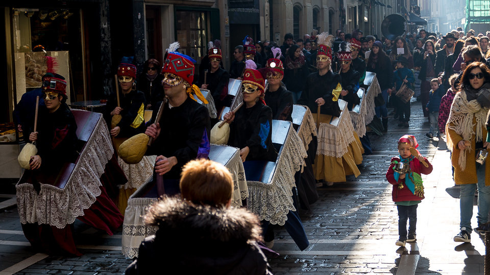 El Cortejo Calderero acompañado de los Zaldikos recorre las calles del Casco Viejo de Pamplona para celebrar el día de Caldereros (20). IÑIGO ALZUGARAY