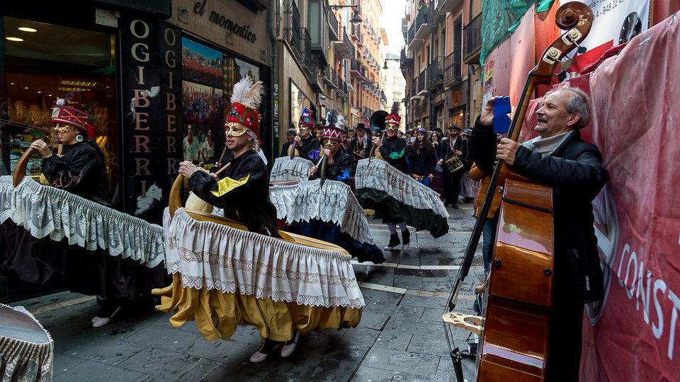 El Cortejo Calderero acompañado de los Zaldikos recorre las calles del Casco Viejo de Pamplona para celebrar el día de Caldereros (23). IÑIGO ALZUGARAY