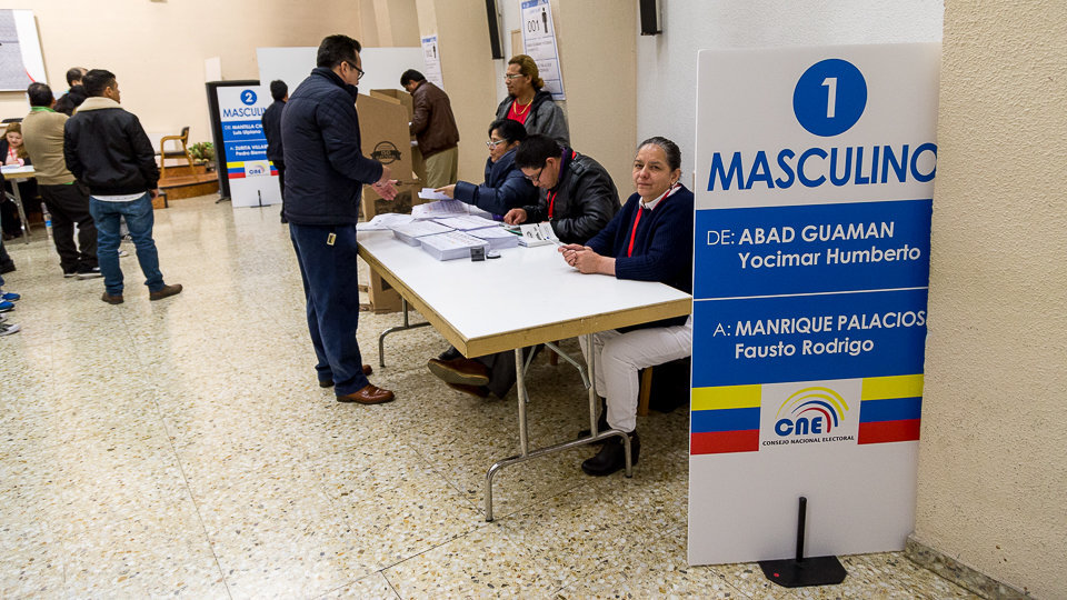 Ecuatorianos residentes en Navarra, La Rioja y País Vasco votan para las Elecciones Presidenciales de su país en el edificio que alberga las sedes de UGT y CCOO en Pamplona (04). IÑIGO ALZUGARAY