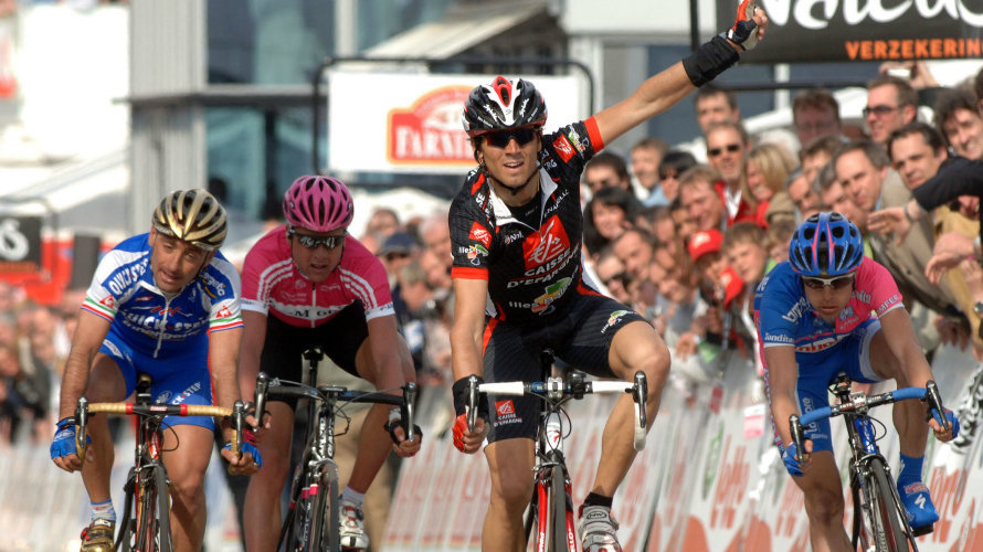Valverde levanta el brazo en señal de victoria. Foto Movistar team.