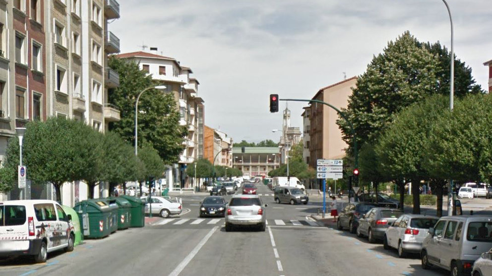 Imagen de varios coches circulando por la calle Olite de Pamplona. ARCHIVO
