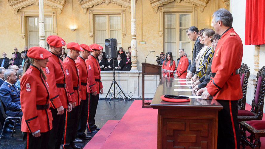 La presidenta de Navarra, Uxue Barkos, preside la fiesta de la Policía Foral con diferentes condecoraciones. PABLO LASAOSA 22