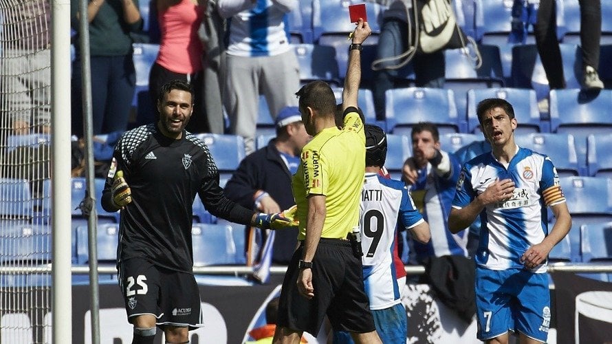 El árbitro Clos Gómez muestra la tarjeta roja al defensa de Osasuna Oier Sanjurjo (derás, tapado) ante la mirada del portero italiano Salvatore Sirigu . EFE Alejandro Garcia