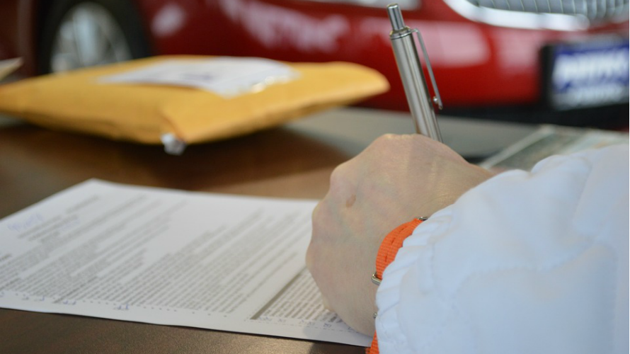 Una persona firma un contrato en una imagen de recurso. ARCHIVO